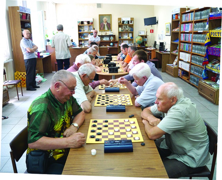 Ветераны играют в Библиотечном информационном центре им. М. Ломоносова