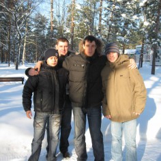 В лесу. На фото (слева направо): Станислав Брежнев, Эдуард Апатенко, Максим Толдин, Мажит Саршаев