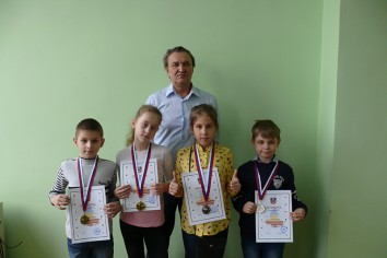 Юрий Головков со своими воспитанниками - призерами турнира в Шахтах