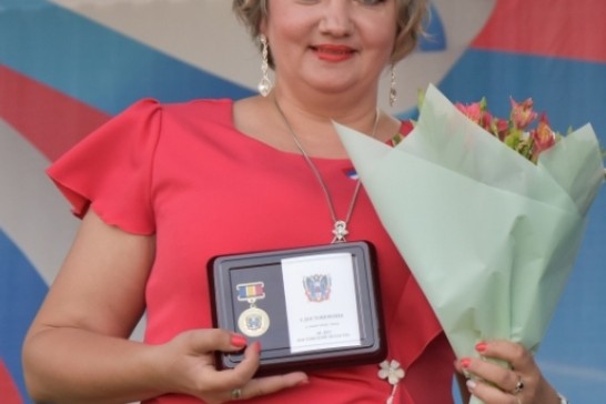 Лариса Порохня с памятным знаком «85 лет Ростовской области»